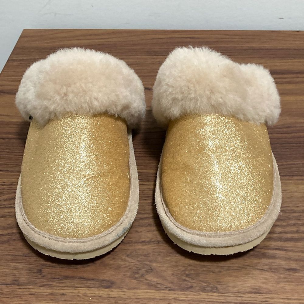Bearpaw NWOT Loki Metallic Gold Woman’s Sheepskin Lined Slipper. Size 6.